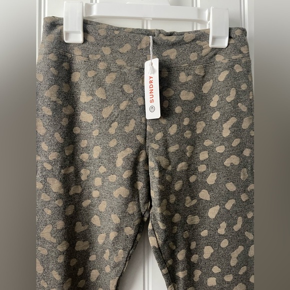 Sundry - Abstract Animal yoga pant
Size 1 - Picture 2 of 6